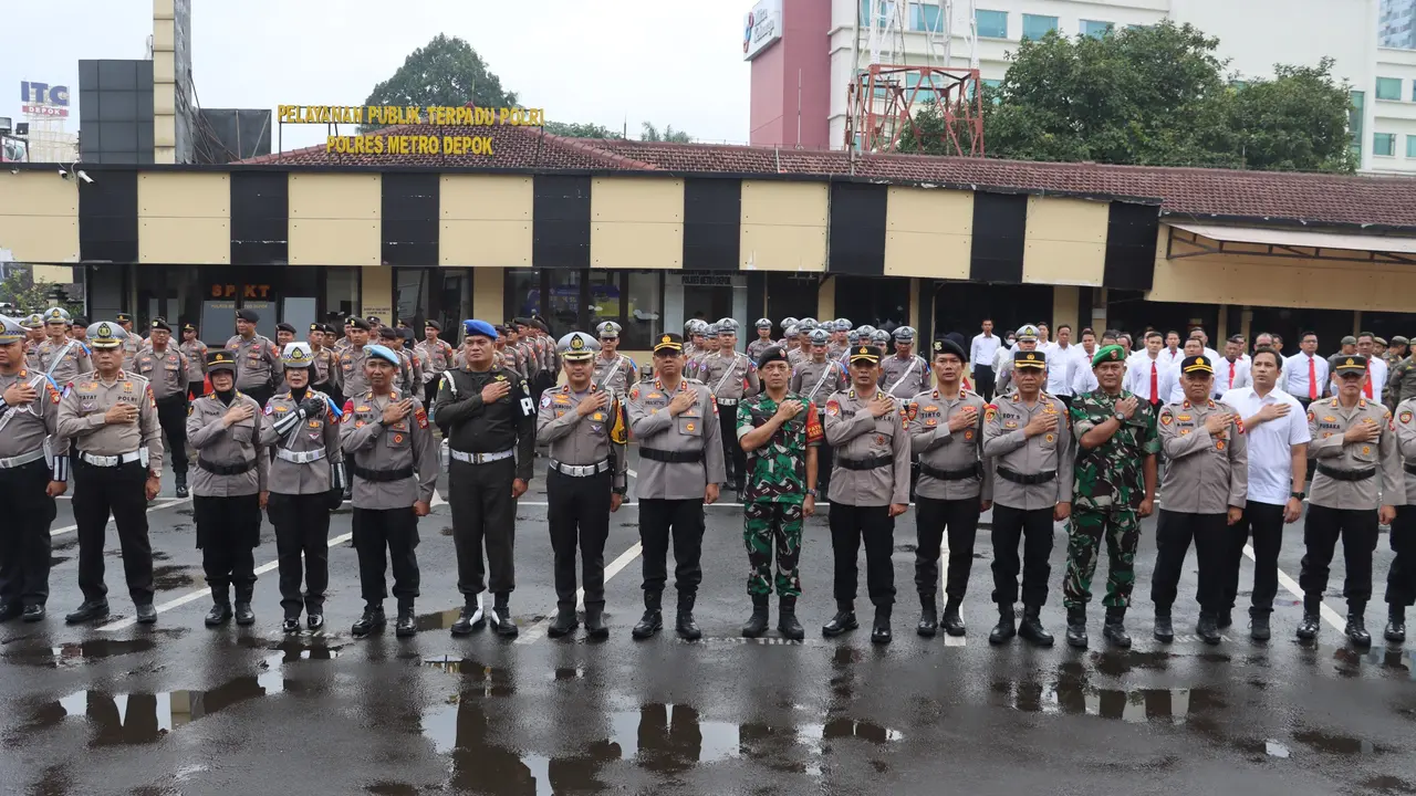 Jajaran Polres Metro Depok usai melaksanakan apel Operasi Keselamatan Jaya 2025 di halaman Polres Metro Depok.