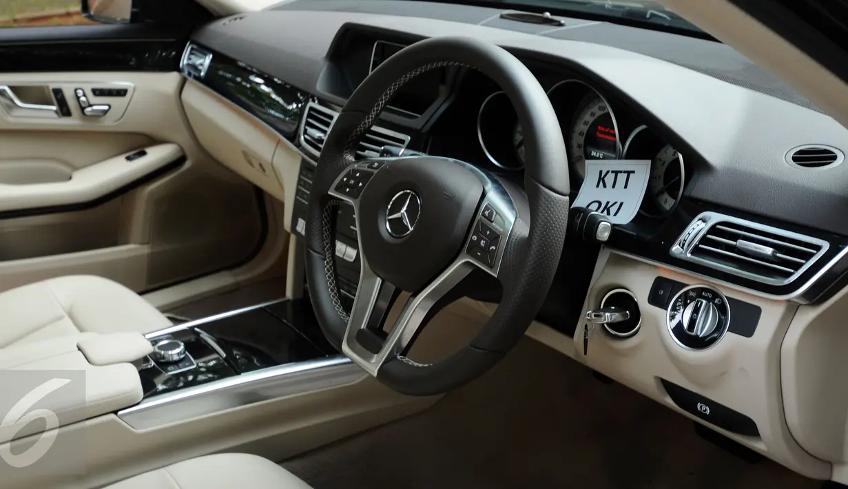 Kondisi bagian depan Mercedes Benz type E250 kendaraan resmi delegasi KTT Luar Biasa OKI, Jakarta, Selasa (1/3/2016). 35 unit Mercedes Benz type E250 disiapkan sebagai kendaraan delegasi KTT Luar Biasa OKI, 6-7 Maret. (Liputan6.com/Helmi Fithriansyah)