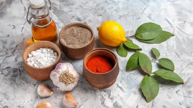 Rempah dan bumbu masakan beserta minyak goreng (Foto Dok: Freepik/KamranAydinov)