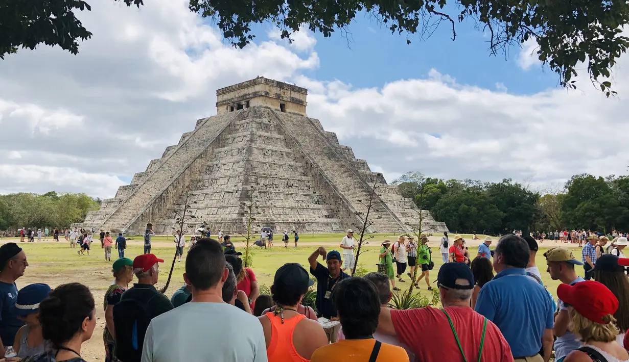 <p>Sejumlah turis mengunjungi Piramida Kukulcan di situs arkeologi Maya Chichen Itza di Negara Bagian Yucatan, Meksiko (13/2). Chichen Itza adalah suatu Situs Peradaban Maya di Meksiko pada abad 800 SM. (AFP Photo/Daniel Slim)</p>