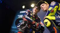 Pebalap Yamaha, Valentino Rossi (kanan), yakin rekan setimnya bisa menjuarai MotoGP Qatar, Minggu (26/3/2017). (AS)