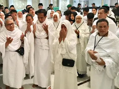 Presiden Joko Widodo didampingi Ibu Iriana Jokowi menunaikan ibadah umrah di Mekkah, Arab Saudi, Senin (15/4). Jokowi yang berangkat umrah usai melakukan debat terakhir dalam Pilpres 2019 itu berkesempatan masuk ke dalam Kakbah. (Liputan6.com/Pool/Biro Pers Setpres)