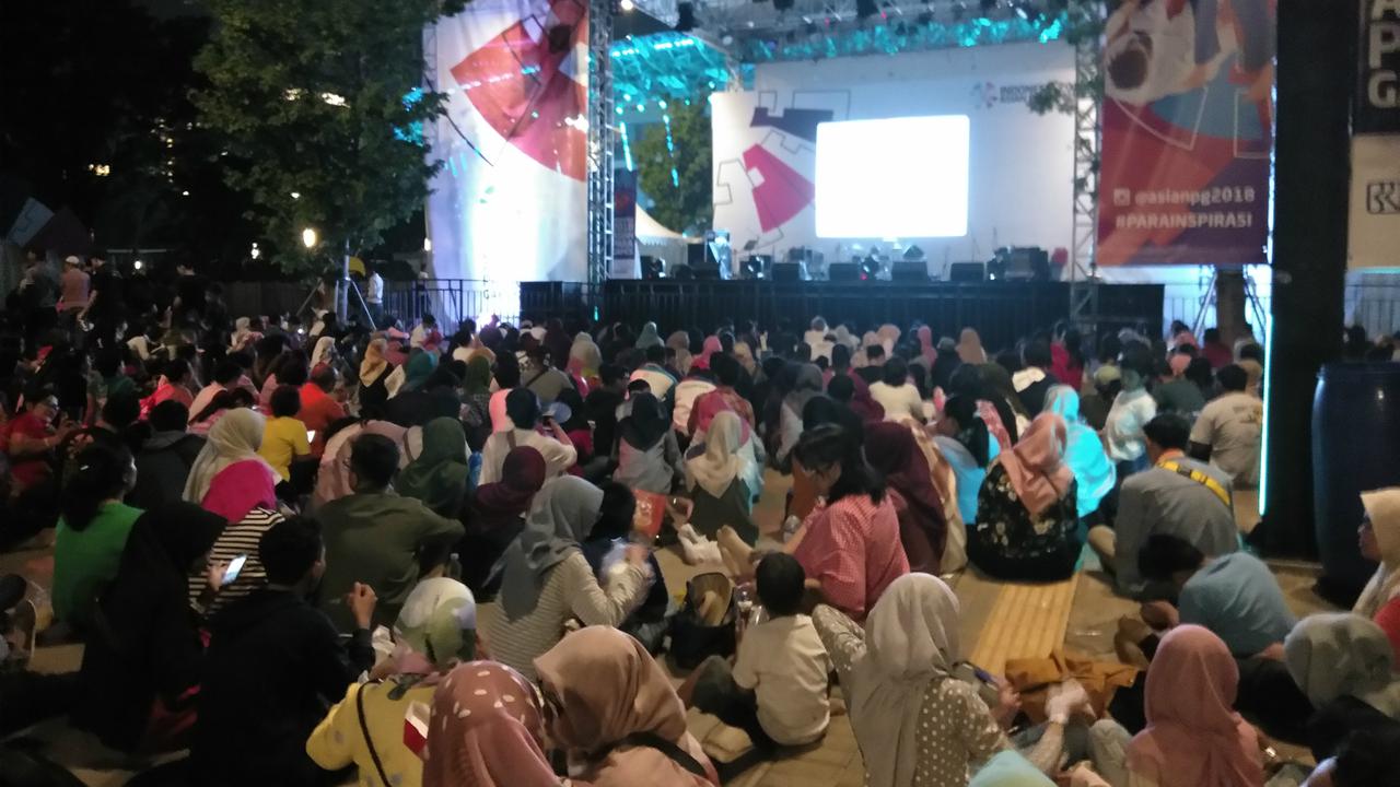 Pengunjung di GBK menyaksikan penutupan Asian Para Games 2018 melalui layar lebar