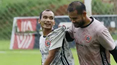 Pemain Persija Jakarta, Andritany Ardhiyasa bercanda dengan Riko Simanjuntuk saat sesi latihan di Nirwana Park, Sawangan, Jawa Barat, Rabu (4/1/2023). Pertandingan terdekat yang akan dihadapi Macan Kemayoran adalah melawan Persib Bandung pada laga tunda putaran pertama BRI Liga 1. (Bola.com/M Iqbal Ichsan)