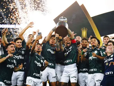 Pemain Palmeiras melakukan selebrasi usai menjuarai Copa Libertadores di Stadion Maracana, Minggu (31/1/2021). Palmeiras menang 1-0 atas Santos. (Mauro Pimentel/Pool via AP)