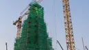 Suasana lokasi konstruksi menara utama untuk ajang Dunia Es dan Salju Harbin, taman hiburan musiman terkenal yang dibuka setiap musim dingin, di Harbin, Heilongjiang, China, 14 Desember 2020. Ajang Dunia Es dan Salju Harbin ke-22 dijadwalkan dibuka pada akhir Desember. (Xinhua/Xie Jianfei)