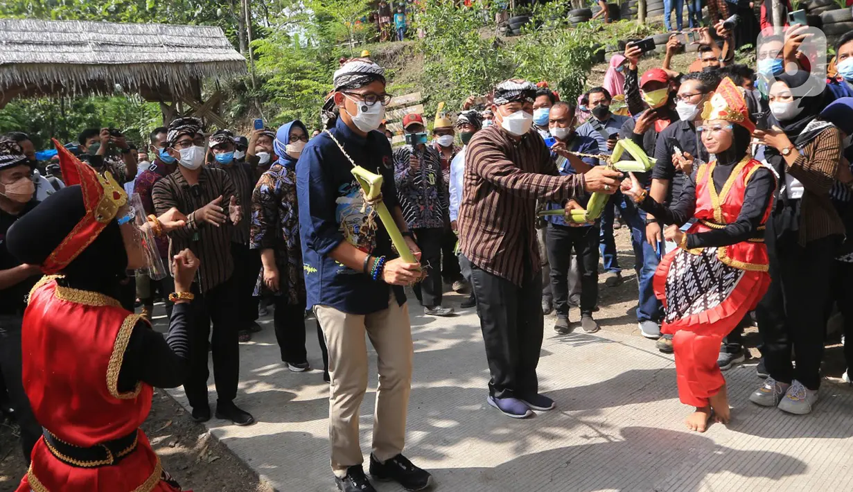Menteri Pariwisata dan Ekonomi Kreatif / Kepala Badan Pariwisata dan Ekonomi Kreatif Sandiaga Salahuddin Uno disambut tarian selamat datang pada kunjungan kerja di Sargen, Jawa Tengah, Senin (12/10/2021). (Liputan6.com/HO/Parekraf)