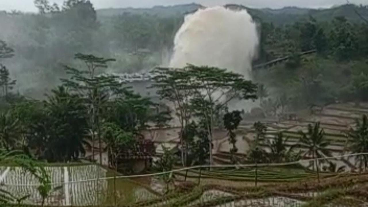 Pipa air Pembangkit Listrik Tenaga Mikrohidro (PLTM) milik PT Tirta Gemah Ripah (GTR)