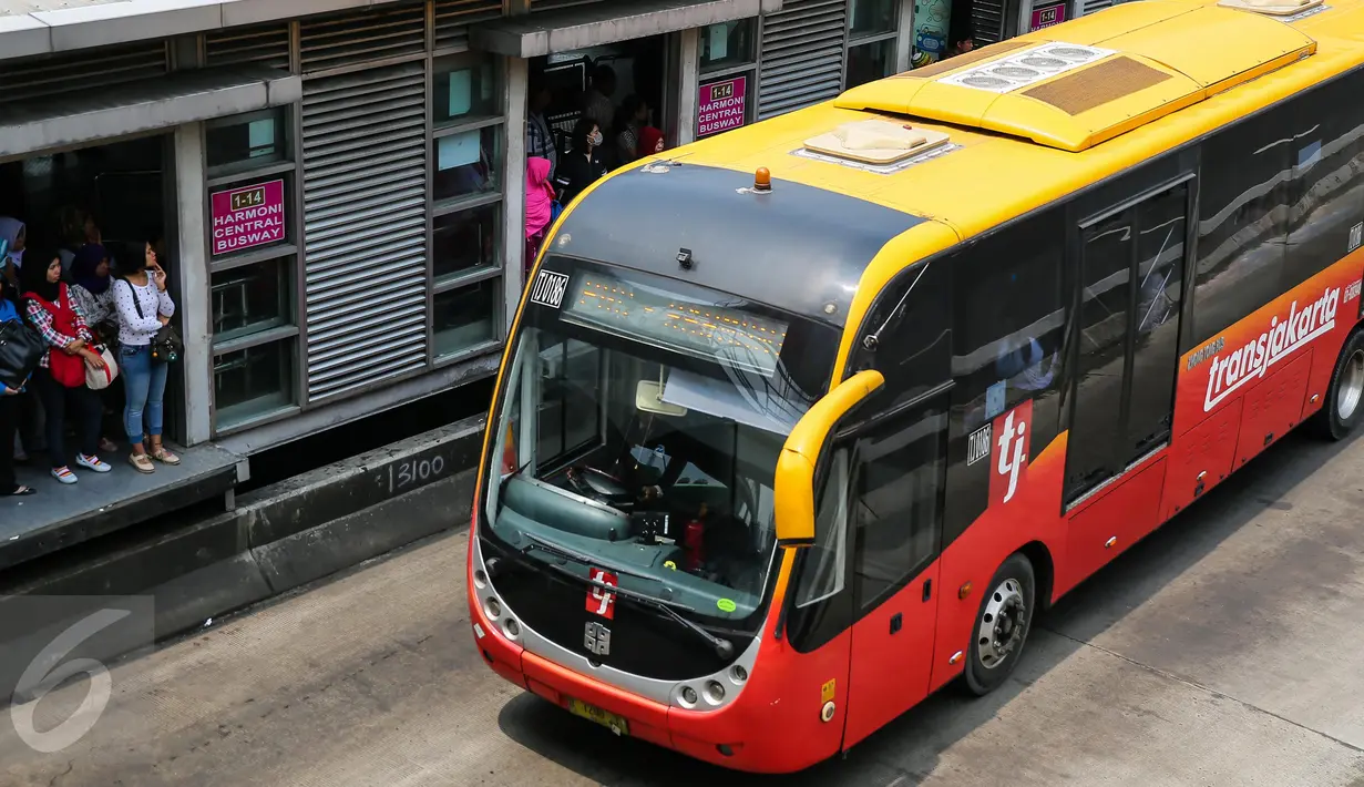 Sejumlah penumpang menunggu bus Transjakarta di Halte Harmoni, Jakarta, Rabu (6/1/2016). Mulai 17 Januari mendatang, penghuni rusunawa bisa gratis naik bus Transjakarta hanya dengan menunjukan KTP sesuai domisili rusun. (Liputan6.com/Faizal Fanani)