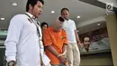 Polisi menggiring tersangka praktik prostitusi saat rilis di Mapolda Metro Jaya, Jakarta, Rabu (8/8). Polisi meringkus tiga tersangka muncikari yakni SBR, TM, dan RMV. (Merdeka.com/Iqbal Nugroho)