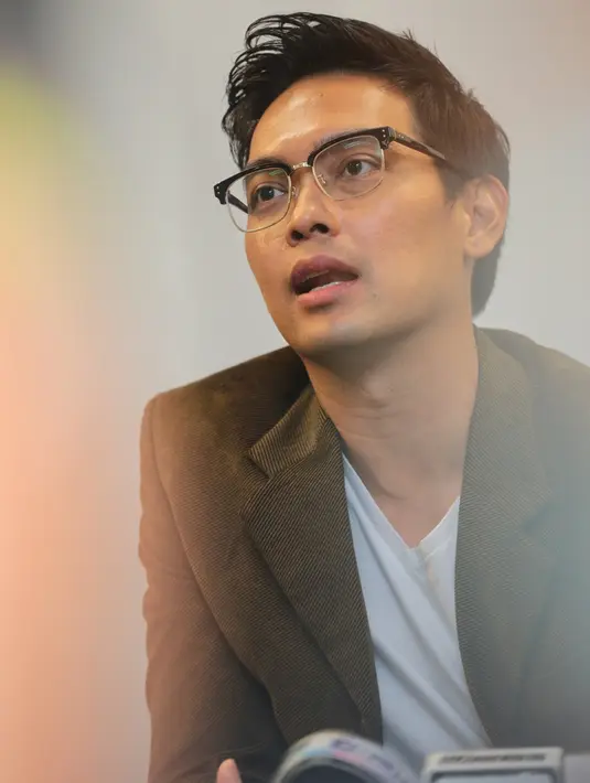 "Saya lebih ingin mengeskplor lagi kegiatan saya di dunia musik, karena saya sendiri masih ingin berkarya di dunia musik karena passion saya juga di musik. Saya masih ingin bernyanyi juga, tapi dengan format berbeda," tandasnya. (Adrian Utama/Bintang.com)