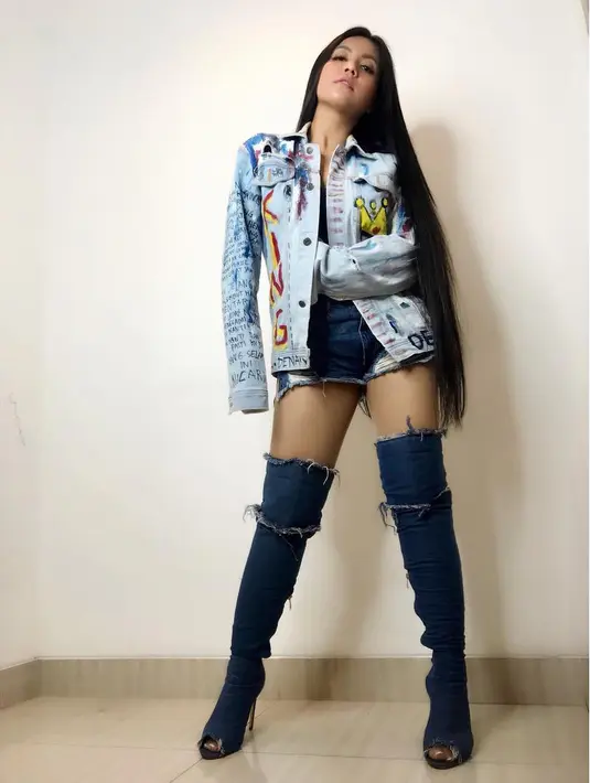 "I WILL FIND YOU @leza_zulkifly . Tidur lo ga bakal nyenyak mulai malam ini. Thank you for your kind support and help Bapak Minola Sebayang," tulis Denada pada Senin (12/2/2018). (Instagram/denadaindonesia)