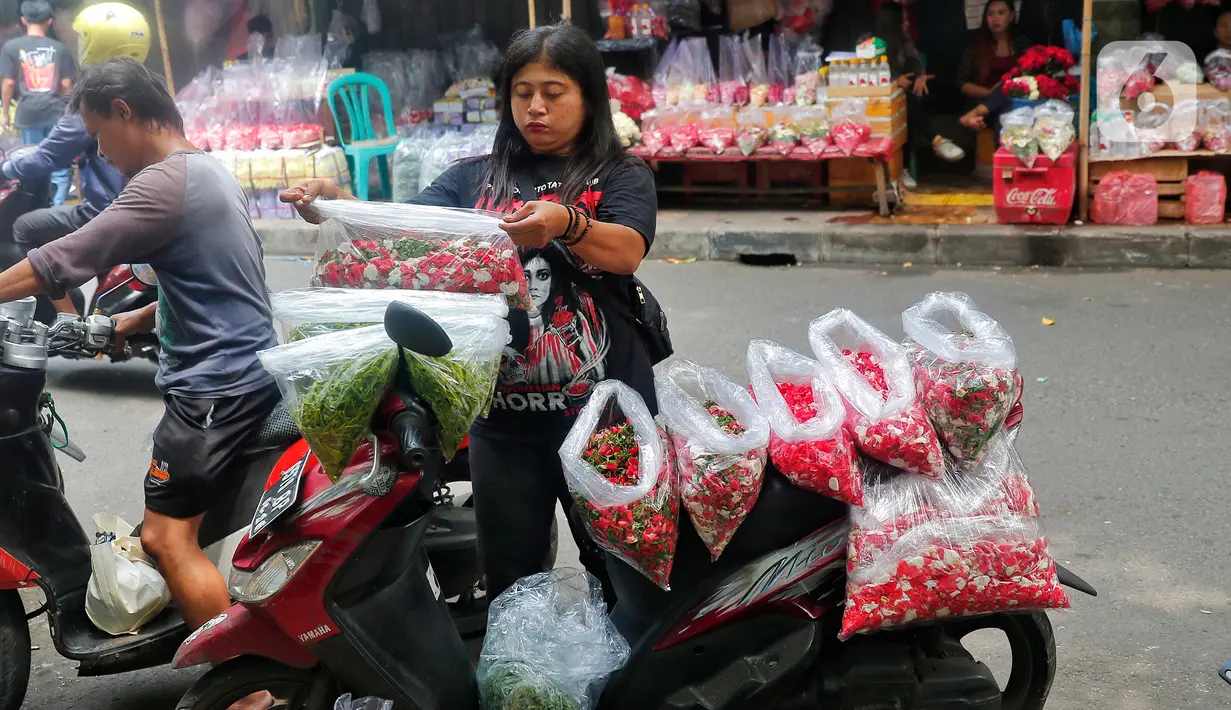 Peziarah yang datang ke pemakaman, membawa berkah bagi pedagang bunga tabur. Mereka meraup keuntungan dari hasil penjualannya. (Liputan6.com/Angga Yuniar)