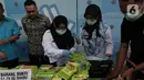 Petugas melakukan uji laboratorium sabu sebelum pemusnahan barang bukti narkotika tahun 2020 di Kantor BNN, Cawang, Jakarta, Selasa (4/2/2020). BNN memusnahkan sabu seberat 51,79 kg hasil penindakan di Medan, Sumatera Utara dan menangkap satu tersangka berinisial Zul. (Liputan6.com/Herman Zakharia)