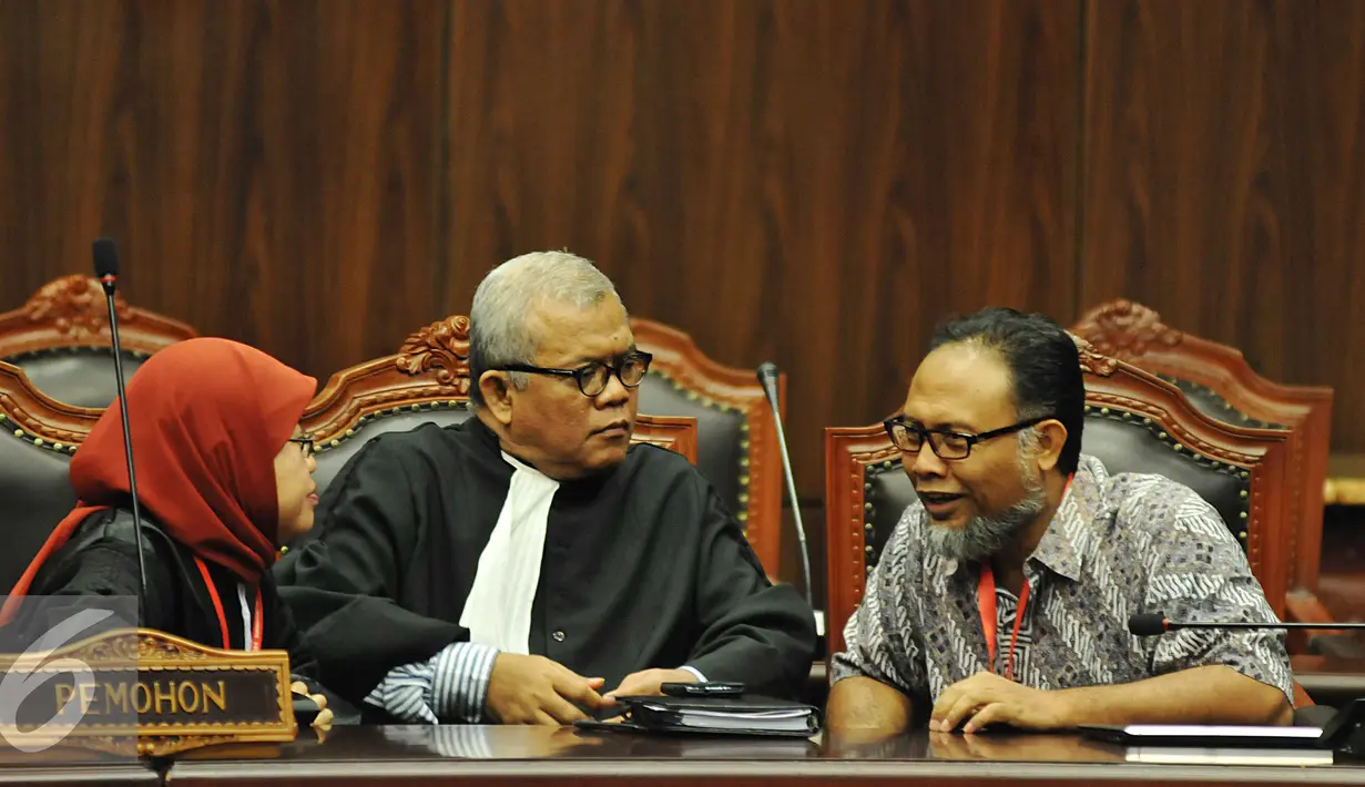 Wakil Ketua KPK non aktif, Bambang Widjojanto berbincang dengan kuasa hukumnya saat sidang uji materi UU Komisi KPK di Gedung MK, Jakarta (10/6/2015). Bambang sebagai pemohon menggugat Pasal 32 ayat 2 UU KPK. (Liputan6.com/Johan Tallo)