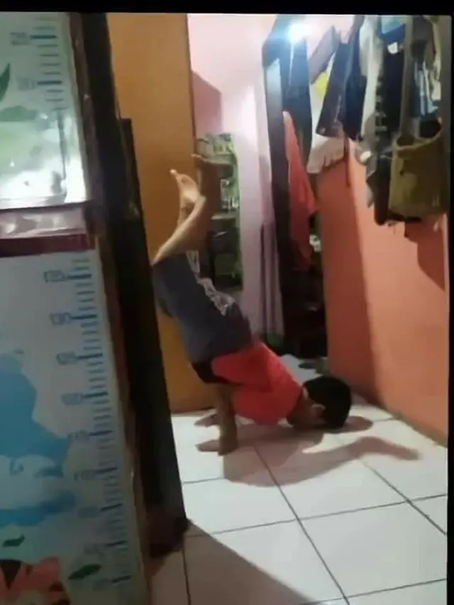 6 Aksi Absurd Bocah Banyak Tingkah Ini Enggak Habis Pikir, Orang Tua Pasti Heran