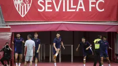 Para pemain Sevilla melakukan pemanasan saat mengikuti sesi latihan tim di stadion Ramon Sanchez Pizjuan di Seville pada 17 Mei 2023. (AFP/Cristina Quicler)