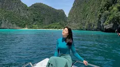 Menikmati segarnya udara di alam saat di atas kapal yang sedang menuju pulau Phiphi yang berada di Thailand. Bermain di pantai serasa bukan masalah bagi Karenina dan tidak takut hitam. (Liputan6.com/IG/karenina_sunny)
