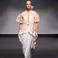 Lihat di sini penampilan Nadya Hutagalung yang akhirnya comeback melenggang di catwalk Dubai Fashion Week. [Dok/@totonthelabel/ @nadyahutagalung].