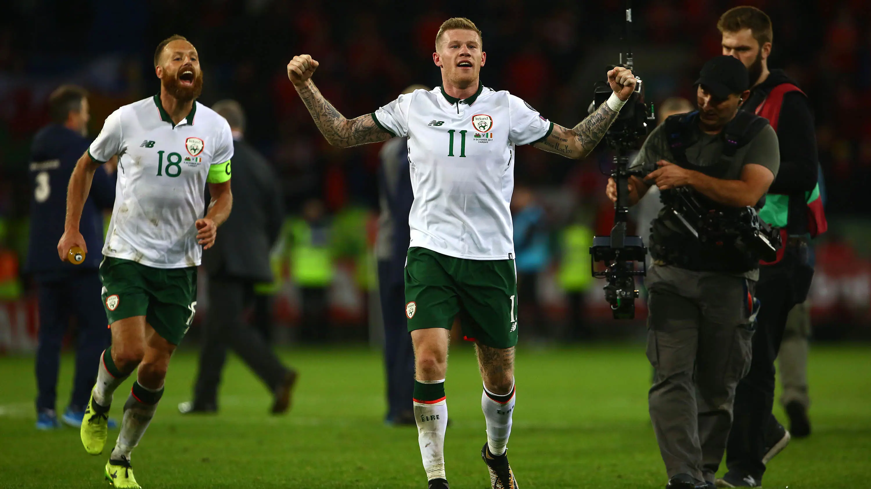 Gelandang Republik Irlandia, James McClean, merayakan kemenangan atas Wales pada laga kualifikasi Piala Dunia 2018 untuk lolos babak play-off. (AFP/Geoff Caddick)