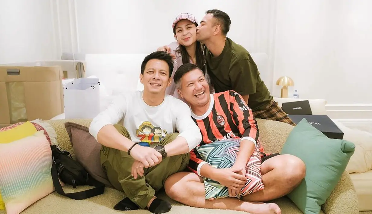 Momen tengah malam itu diabadikan dengan berfoto bersama. Meski kehadiran The Dudas Minus 1 kurang komplet tanpa Desta, kebahagiaan tetap bisa dirasakan. Mereka memberikan doa terbaik dan menyebut momen itu sebagai ultah pernikahan yang kocak. (Liputan6.com/IG/@raffinagita1717)