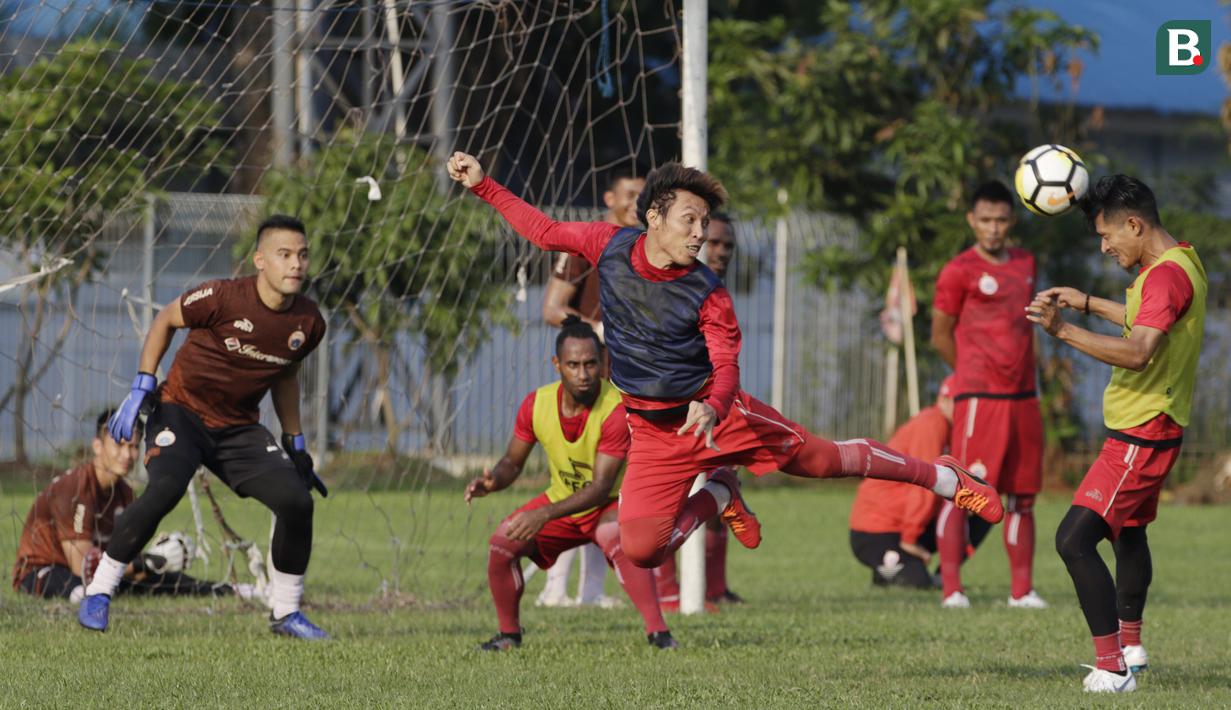 Pemain Persija Jakarta, Rudi Widodo dan Asri Akbar berebut bola saat sesi latihan jelang laga Liga 1 di Lapangan Sutasoma, Jakarta, Jumat (07/12). Persija akan berhadapan dengan Mitra Kukar. (Bola.com/M Iqbal Ichsan)