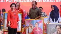 Ketua Umum PDI Perjuangan (PDIP) Megawati Soekarnoputri mendapat sejumlah lukisan berwajah dirinya saat menghadiri bimbingan teknis (bimtek) kepada anggota legislatif PDIP di Jiexpo Kemayoran, Jakarta Pusat, Jumat (24/1/2025). (Foto: DPP PDIP)