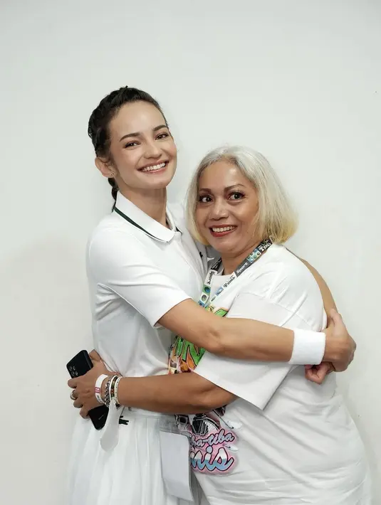 Potret kali ini adalah pose mesra Enzy Storia bersama sang ibunda. Mengenakan outfit tenis, Enzy tampak memeluk sang ibu yang juga mengenakan kaus putih. Foto: Instagram.