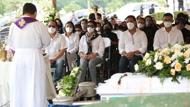 7 Momen Pemakaman Maura Magnalia Putri Nurul Arifin, Keluarga Saling Menguatkan