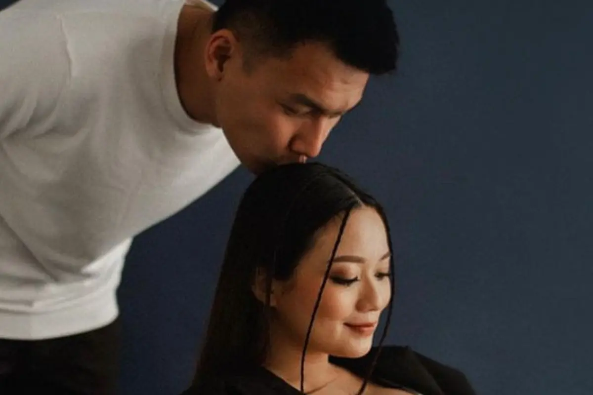 Hamil Anak Pertama, Intip 8 Gaya Maternity Shoot Stella Cornelia dengan Ragam Busana