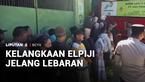 Jelang Lebaran, warga antre panjang beli elpiji bersubsidi di Pacitan, Jawa Timur. Selain mesti antre berdesakan, warga juga membeli elpiji dengan harga yang lebih mahal.
