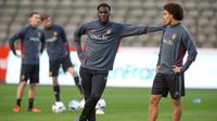 Dua pemain Belgia, Romelu Lukaku (tengah) dan Axel Witsel (kanan), melakukan persiapan jelang laga persahabatan melawan Italia di di King Baudouin Stadium, Brussels, Sabtu (14/11/2015) dini hari WIB. (AFP PHOTO / Bruno Fahy)