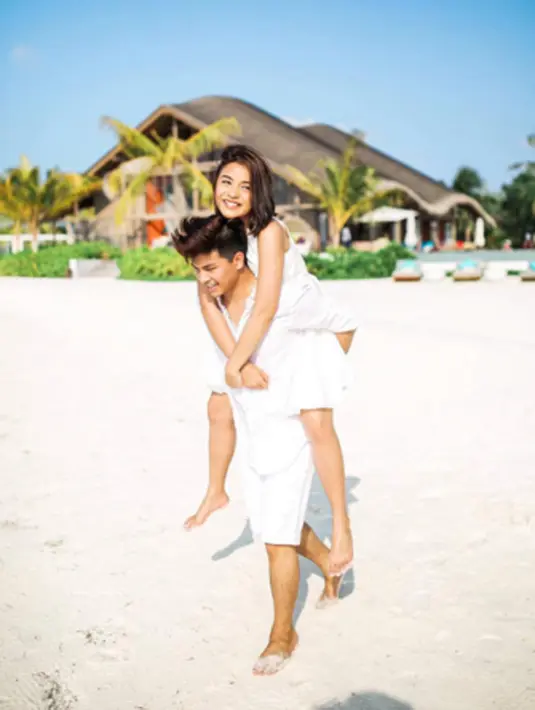 Chelsea Olivia dan Glenn Alinskie memang kerap melakukan traveling ke berbagai destinasi indah dan romantis tentunya. Kali ini pasangan yang menikah pada Oktober 2015 silam ini melakukan liburan romantis ke Maldives. (via instagram/@chelseaoliviaa)