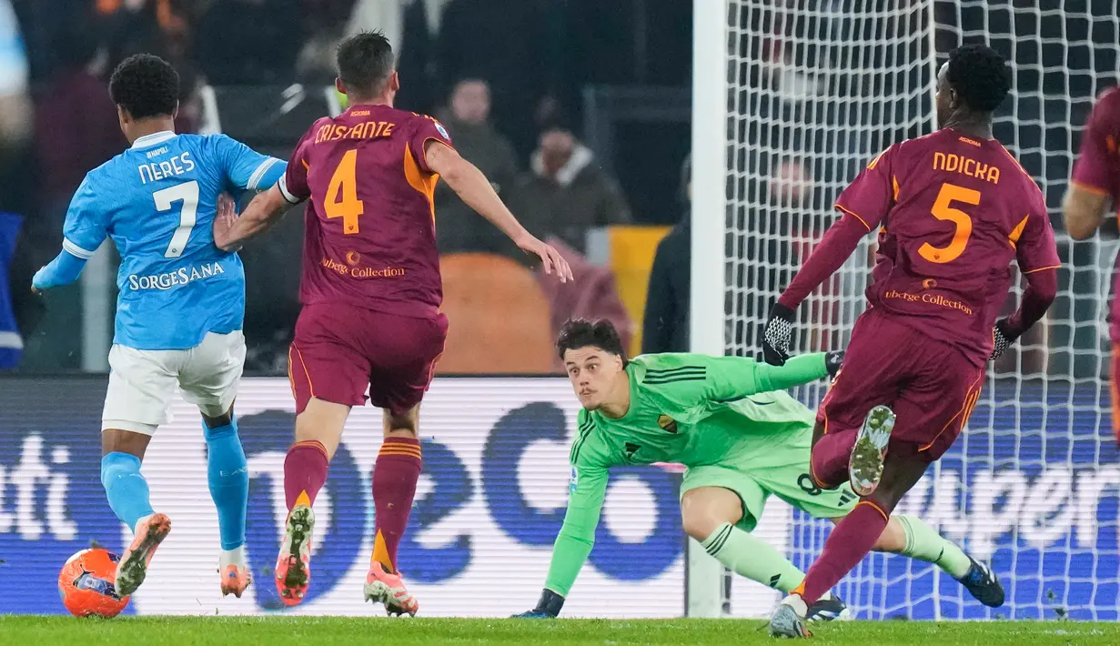 Pemain Napoli, David Neres, mencetak gol ke gawang AS Roma pada laga Liga Italia di Stadio Olimpico, Senin (1/12/2025) dini hari WIB. (AP Photo/Gregorio Borgia)