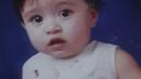 Nathalie Holscher disebut sangat mirip Baby Adzam di foto tersebut. Mata, ekspresi, rambut Nathalie Holscher ini sangat mirip dengan saudara sambung Rizky Febian itu. Mata belo artis yang sudah wara wiri di dunia seni peran sejak tahun 2013 ini menjadi daya tarik tersendiri sejak ia kecil bahkan kini sudah dewasa. Jika disandingkan, foto masa kecil Nathalie dan foto Baby Adzam memang sangat mirip. (Liputan6.com/IG/nathalieholscher)