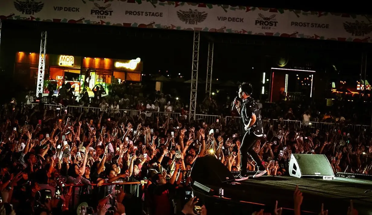 <p>Ariel NOAH tampil di Festival musik Prost Fest 2022 di Pantai Mertasari, Sanur, Bali pada Sabtu (13/8/2022). (Foto: Instagram/arielnoah)</p>