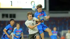 Penyerang Timnas Indonesia U-22, Mauro Nils Zijlstra (kiri depan) berebut bola atas dengan pemain Filipina, Noah River Leddel, pada laga perdana Grup C SEA Games 2025 di Stadion 700th Anniversary, Chiang Mai, Thailand, Senin (8/12/2025). Timnas Indonesia U-22 menutup laga perdana C SEA Games 2025 dengan kekalahan. (Bola.com/Bagaskara Lazuardi)