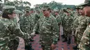 <p>Foto selebaran yang diambil dan dirilis pada 25 Oktober 2024 oleh Media Partner resmi Partai Gerindra ini menunjukkan Presiden Indonesia Prabowo Subianto bersalaman dengan salah satu menteri pada Kabinet Merah Putih di Akademi Militer Magelang, Jawa Tengah. (Foto oleh Handout/Media Partner Partai Gerindra/AFP)</p>