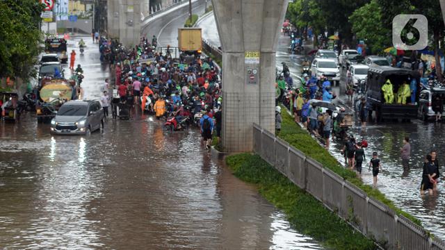 FOTO: Banjir Putus Akses Lalu Lintas di Jalan Kapten Tendean