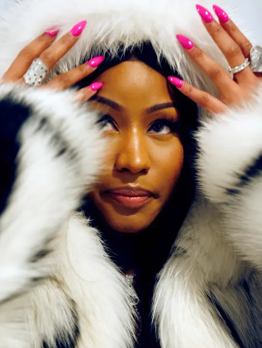 Penyanyi Nicki Minaj ketika menghadiri fashion show koleksi Fall/Winter 2017 Oscar de la Renta di New York Fashion Week, Senin (11/9). Mantel tersebut dilengkapi penutup kepala atau hood yang membuatnya lebih hangat. (AP Photo/Kathy Willens)
