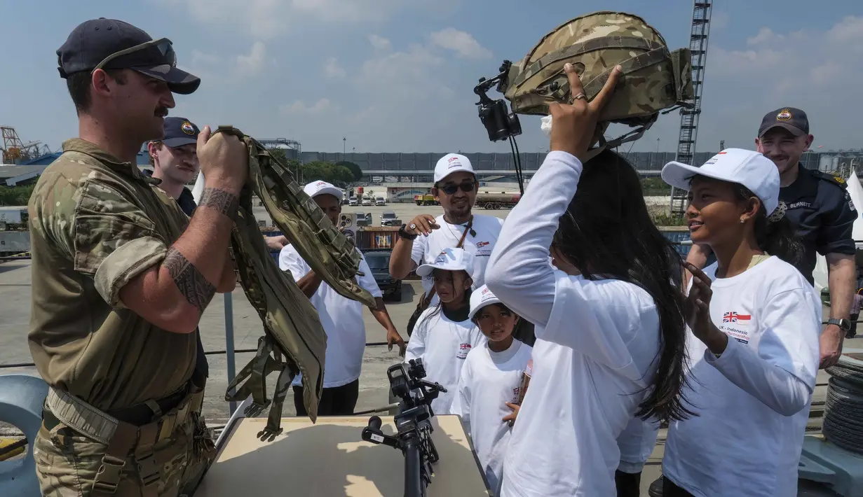 Anak-anak sekolah dasar Indonesia mengunjungi Kapal Perang Kerajaan Inggris His Majesty’s Ship (HMS) Tamar di Pelabuhan Tanjung Priok, Jakarta pada Rabu 17 Juni 2026. (BAY ISMOYO/AFP)