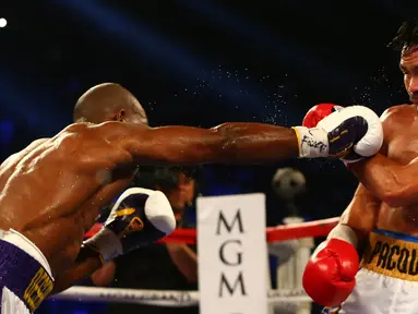 Petinju Timothy Bradley (kiri) saat memukul lawannya Manny Pacquiao di MGM Grand Garden Arena, Las Vegas, AS, (9/4). Petinju asal Filipina Manny Pacquiao keluar sebagai pemenang dengan  unanimous decision dari tiga juri. (Mark J. Rebilas-USA TODAY Sports)