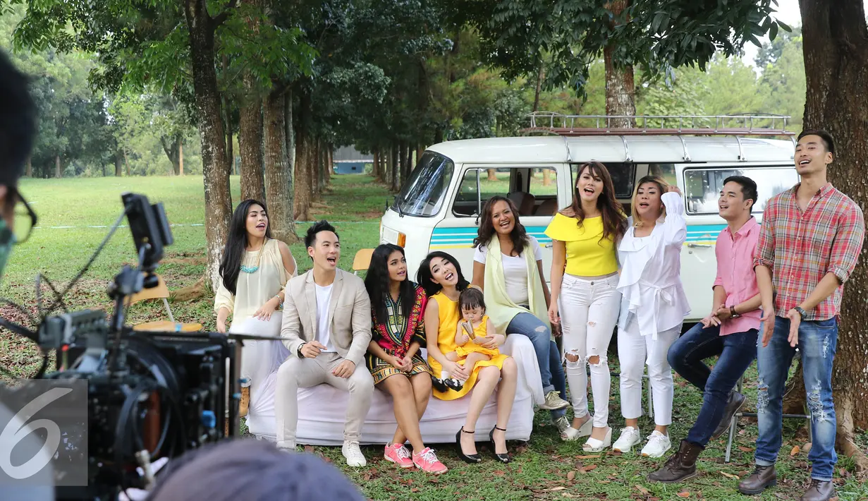 Sejumlah artis dilibatkan dalam pembuatan Video klip singel kedua Regina yang berjudul 'Dibawa Happy Aja', Jakarta, Kamis (14/7). (Liputan6.com/Herman Zakharia)