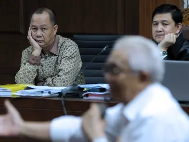 Terdakwa penerbitan SKL terhadap obligor BLBI, Syafruddin Arsyad Temenggung (kiri) saat menjalani sidang lanjutan di Pengadilan Tipikor, Jakarta, Rabu (6/6). Sidang mendengar keterangan saksi. (Liputan6.com/Helmi Fithriansyah)