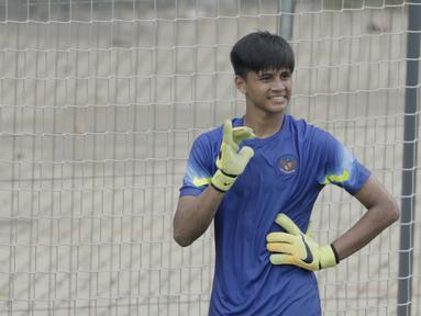 Kiper Timnas Indonesia, Rakasurya Handika, saat latihan di Lapangan ABC Senayan, Jakarta, Kamis (22/2/2018). Latihan ini dilakukan untuk persiapan Piala AFF U-18 2018 dan Piala Asia U-19 2018. (Bola.com/M Iqbal Ichsan)