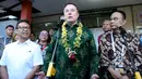 Usai menandatangani MoU, Elon Musk bersama sejumlah menteri Kabinet Indonesia Bersatu mengikuti penjelasan mengenai penggunaan Starlink yang menghubungkan antar fasilitas kesehatan. (AP Photo/Firdia Lisnawati)