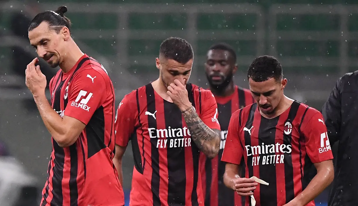 AC Milan kembali gagal meraih kemenangan di pentas Liga Champions. Rossoneri hanya mampu bermain imbang 1-1 melawan FC Porto dalam laga lanjutan Grup B yang digelar di San Siro, Kamis (4/11/2021). (AFP/Marco Bertorello)