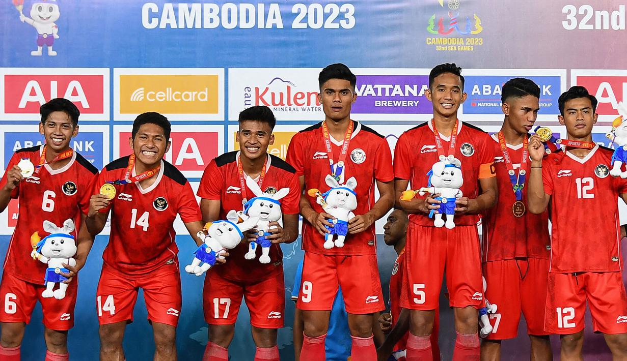 Sejumlah pemain Timnas Indonesia U-22 berpose memegang medali emas setelah memenangkan laga final sepak bola SEA Games 2023 melawan Thailand di Olympic Stadium, Phnom Penh, Kamboja, Selasa (16/05/2023). (AFP/Nhac Nguyen)