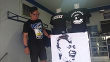 Gusdul bersama spanduk Ayi Beutik (Bola.com/Vitalis Yogi Trisna)