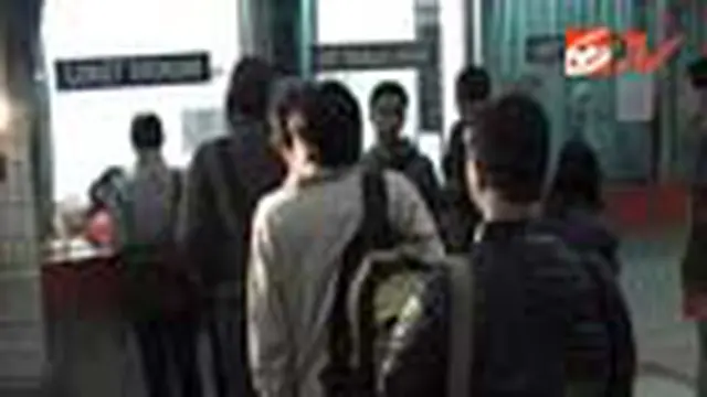 Ratusan penumpang masih tetap mengantre memadati loket penjualan kereta api Logawa jurusan Purwokerto-Jember. 